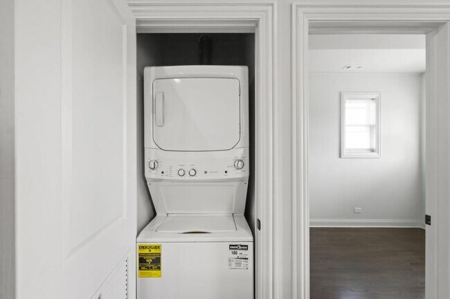 Building Photo - 1 bedroom in Chicago IL 60618