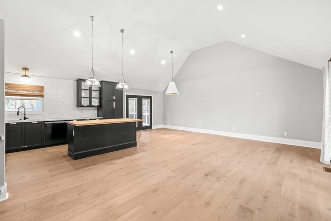 Building Photo - 3800 Terrebonne Ct