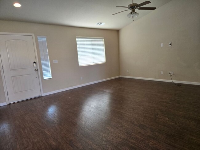 Building Photo - 3 BR 2 BA Available Now