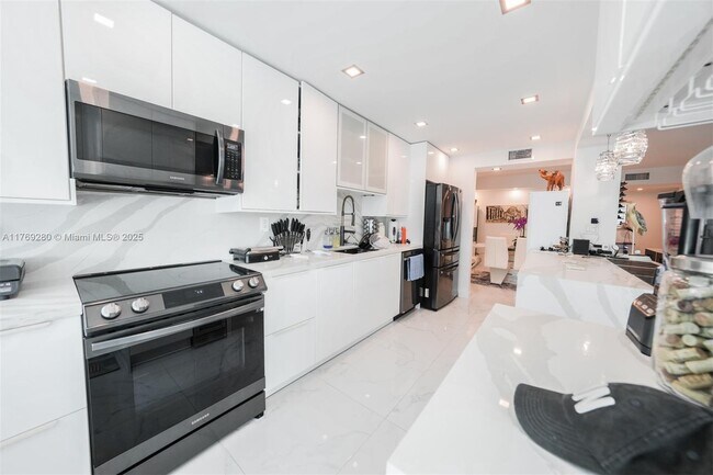 Building Photo - 18071 Biscayne Blvd