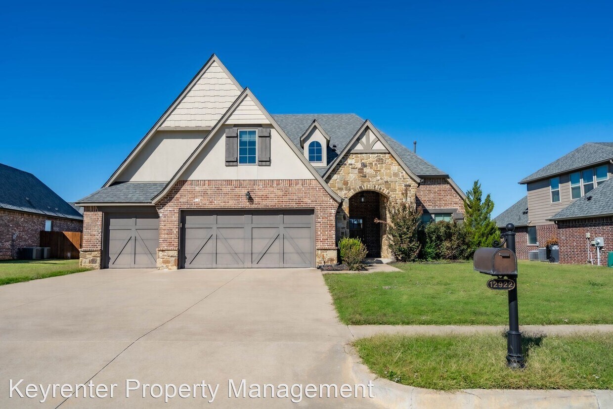 Foto principal - 5 br, 4 bath House - 12922 S 2nd St