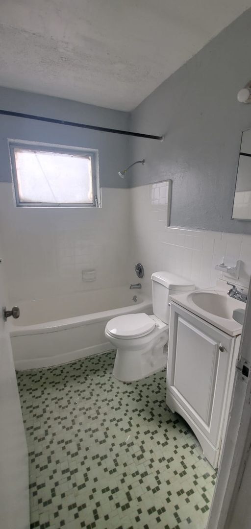 Foto del edificio - $300 OFF FIRST MONTHS RENT MOVE-IN SPECIAL!!