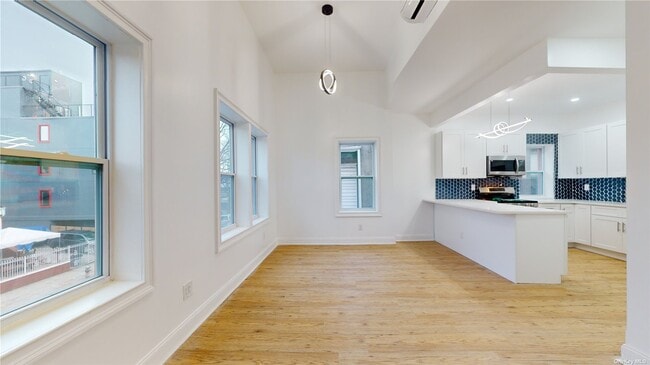 Building Photo - 2050 Strauss St