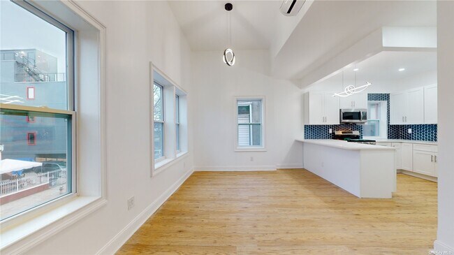 Foto del edificio - 2050 Strauss St