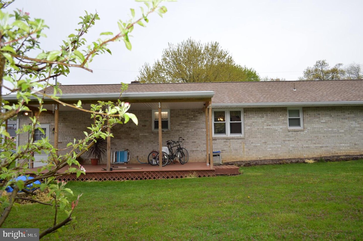 Primary Photo - 10 E Countryside Dr