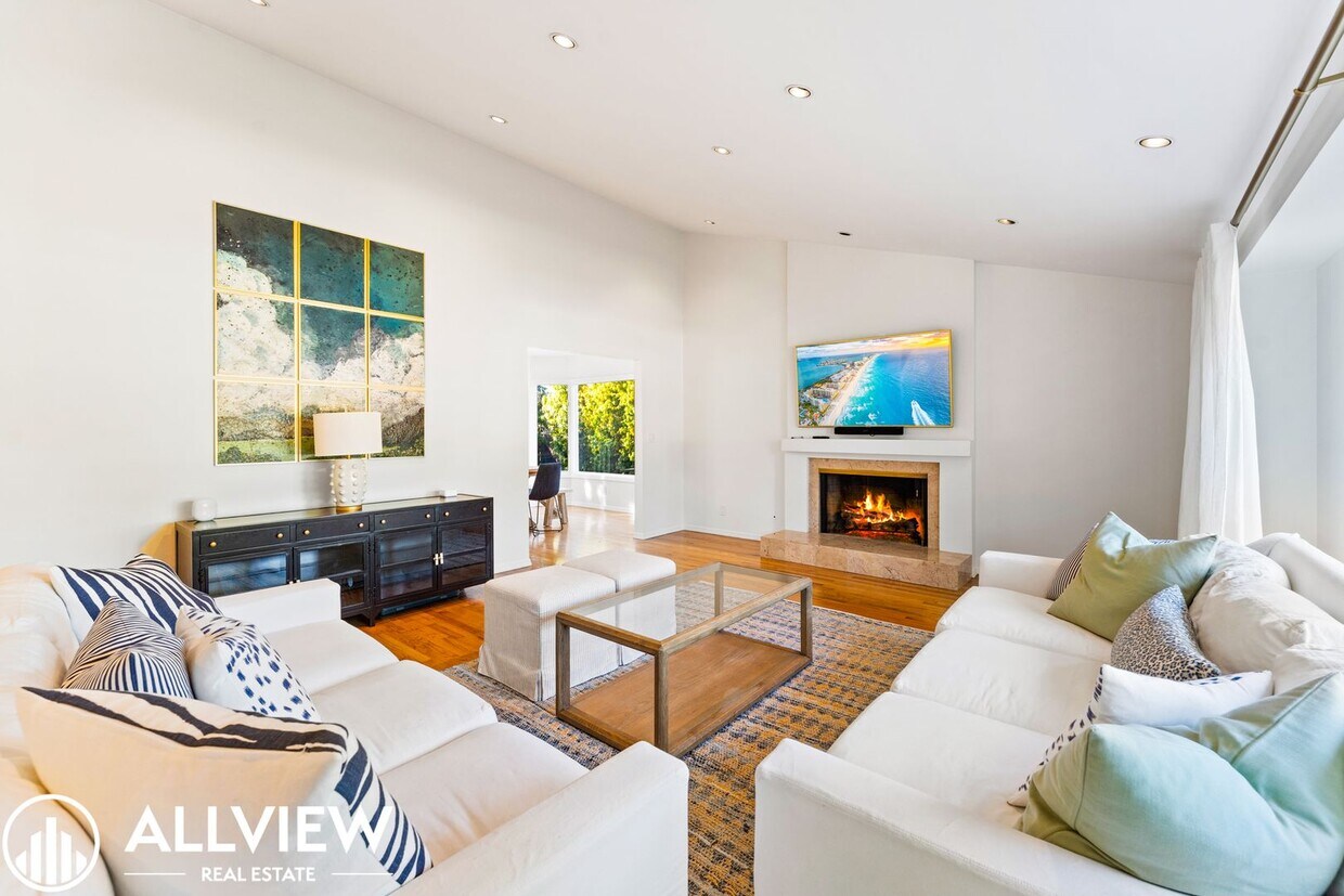 Foto principal - Stunning 5 Bed/3 Bath Home Located in the ...