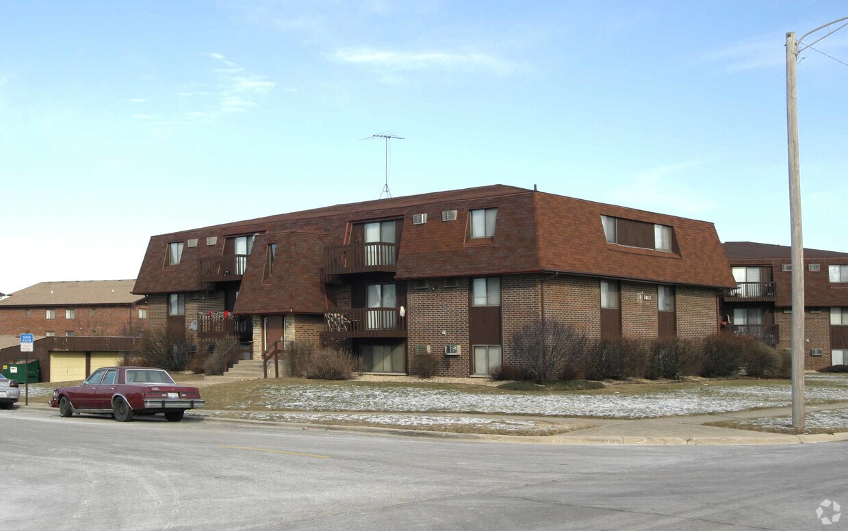 1413 Pioneer Rd, Crest Hill, IL 60403 Apartments in Crest Hill, IL