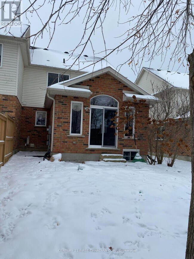 Building Photo - 811 Silverfox Crescent