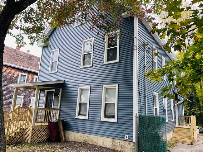 Building Photo - 65 Oak St