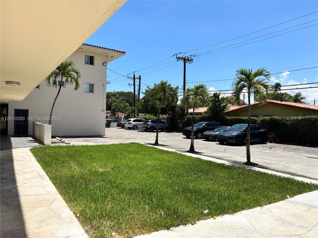 Building Photo - 1014 Salzedo St