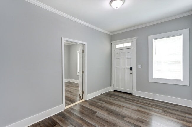 Building Photo - 720 W Victory Dr