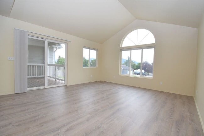 Building Photo - Beautiful 4 bedroom, 3 bathroom unit with attached garage!