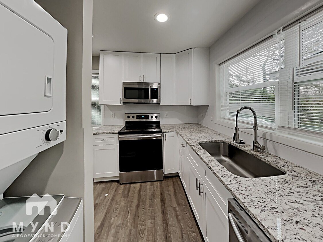 Foto principal - 1324 N Cliff Valley Way NE