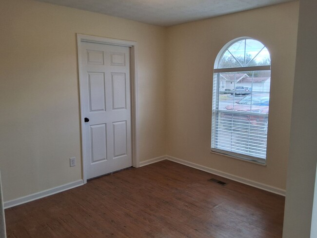 Building Photo - Strawberry Plains, 37871 - 3 bedroom, 2 ba...