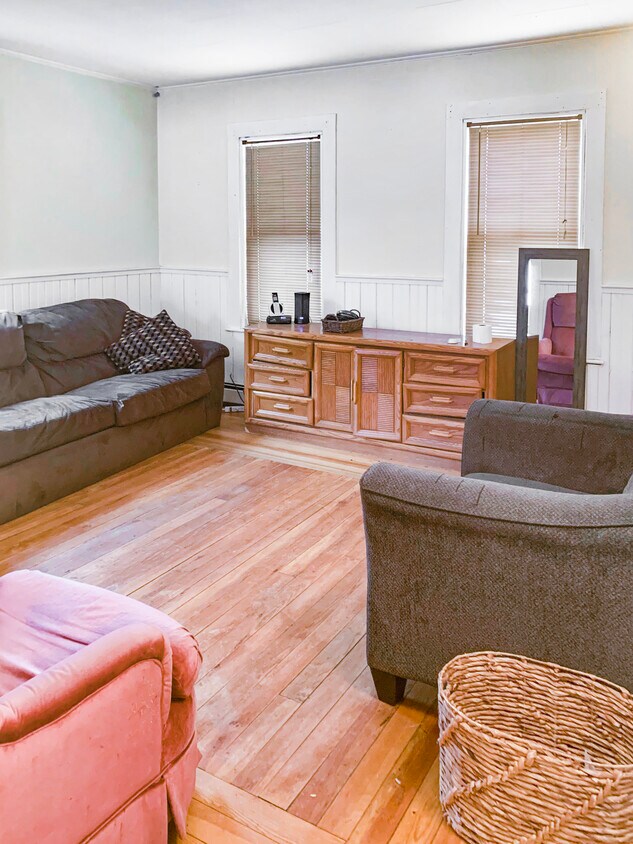 Living room - 1602 E Main St