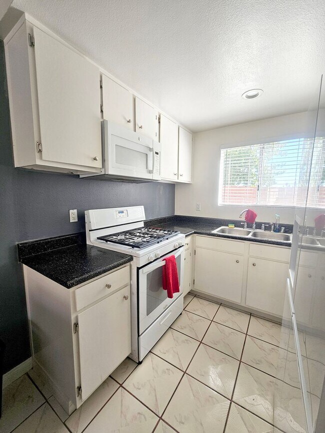 Foto del edificio - 2 bed/ 1.5 bath Townhouse with private garage