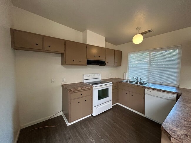 Building Photo - Cute Halfplex in Quiet Neighborhood