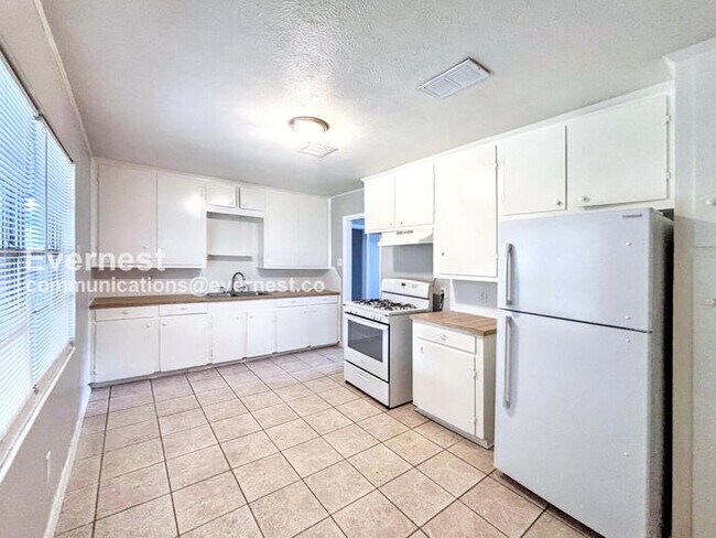 Foto del edificio - 3719 Dumbarton Rd