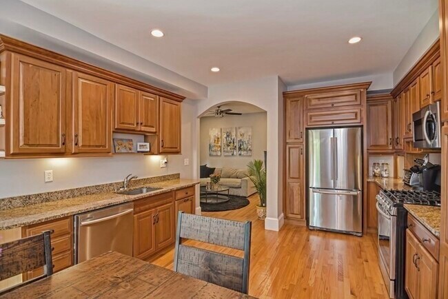 Building Photo - 651 E 7th St