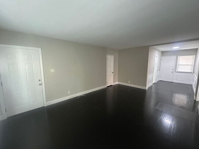 Foto del edificio - 1323 S Highland Ave