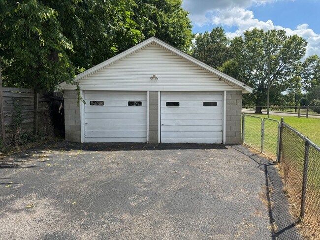 Foto del edificio - FOR LEASE- SINGLE-FAMILY HOME NEAR SYLVAN PARK!