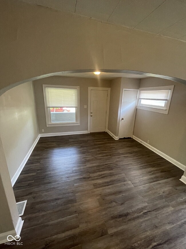 Building Photo - 894 N Gladstone Ave