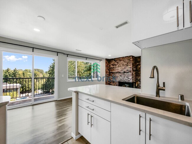 Foto del edificio - Charming 2 Beds and 1 Bath Condo Available...
