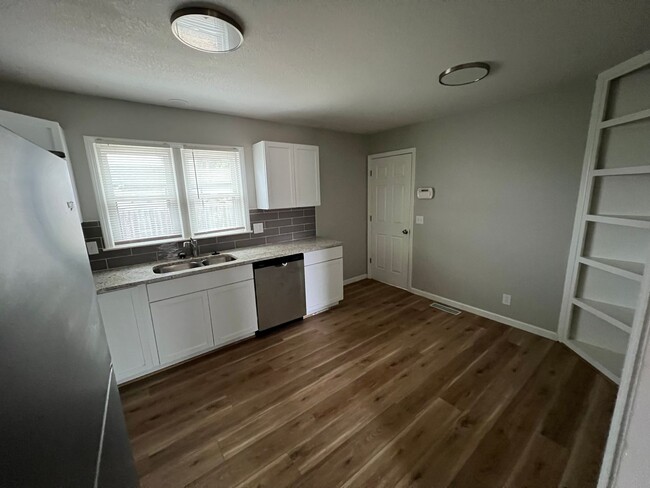 Building Photo - Fully renovated 2 bedroom, 1 bathroom, wit...