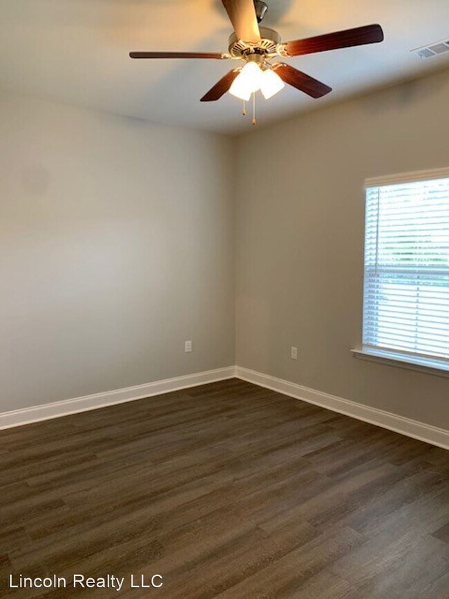 Building Photo - 1711 Springhill Dr