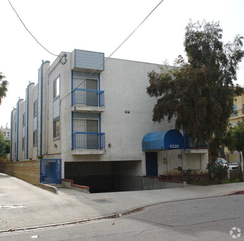 Foto del edificio - 11228 Huston St