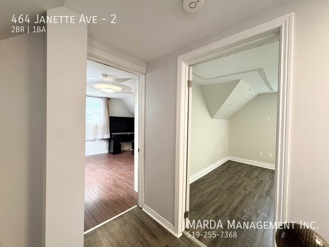 Photo du bâtiment - COZY 2 BED/1 BATH UPPER UNIT DOWNTOWN WINDSOR + HYDRO