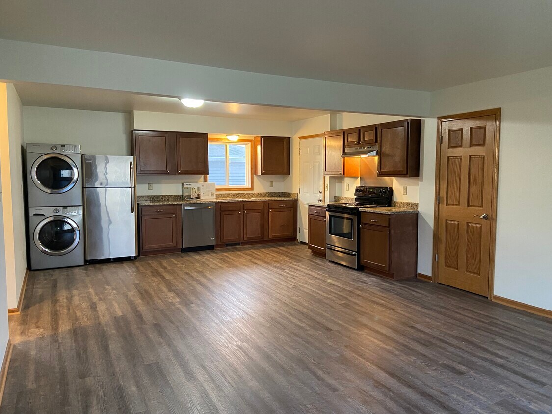 Kitchen & dinette - 2119 S Main St