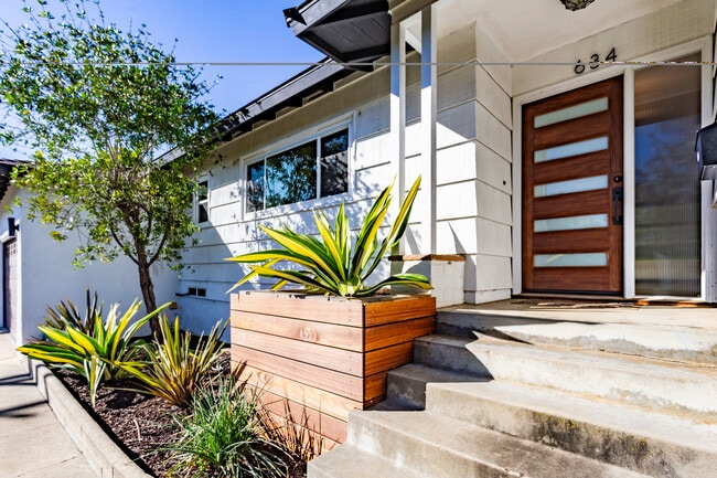 Building Photo - 634 Tarento Dr