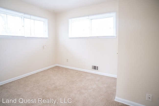Building Photo - 2 br, 1 bath Apartment - 515 3 Mile Rd.