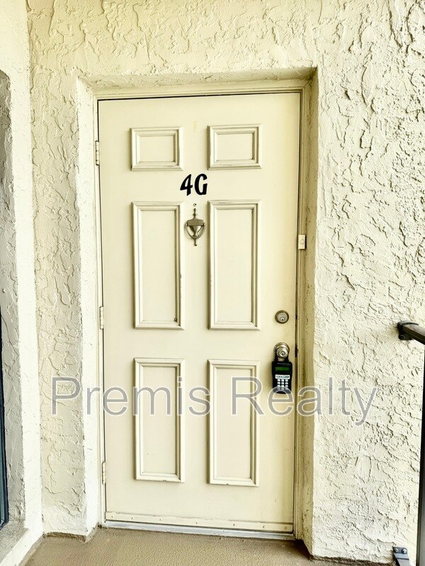 Foto principal - 2800 Cove Cay Dr