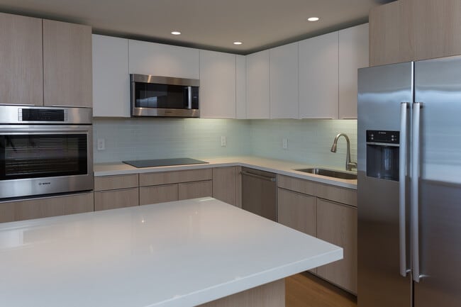 Building Photo - Surround Yourself in Luxury! Symphony Honolulu!