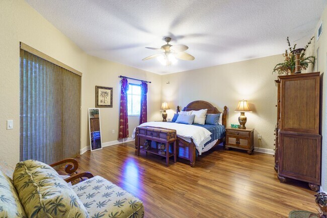 Foto del edificio - 3 BEDROOM TO 2 BATH SPACIOUS CONDO