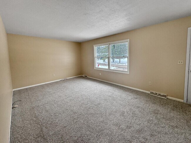 Foto del edificio - 5573 Rockbluff Dr NE