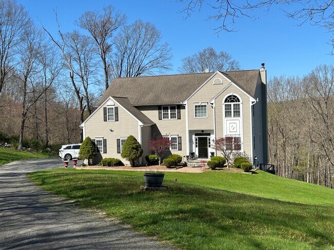 Foto del edificio - 77C Long Meadow Hill Rd