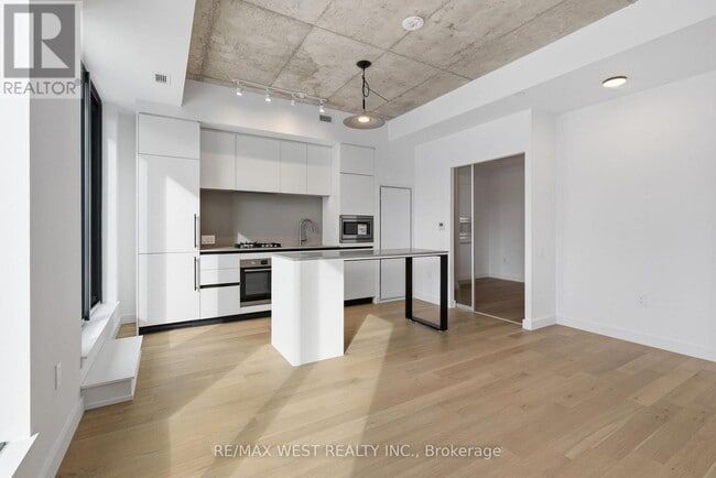 Photo du bâtiment - 1720 Bayview Ave