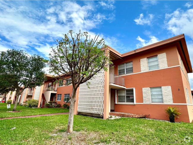 Building Photo - 3670 SW 10th St