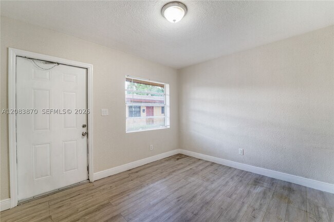 Foto del edificio - 2731 NW 1st St
