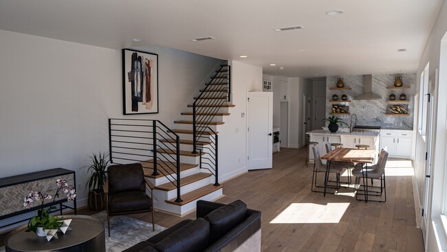 Building Photo - Hollywood Luxury Living