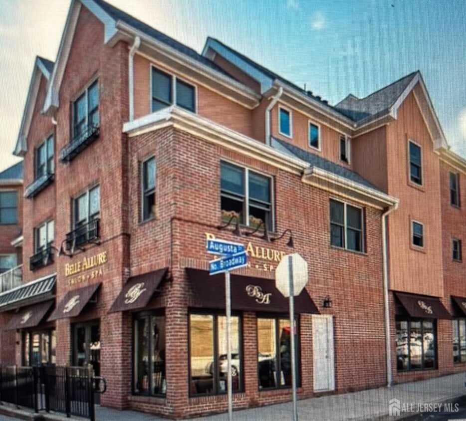 Primary Photo - 112 N Broadway