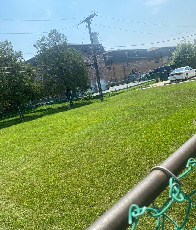 Foto del edificio - 7809 Rutherford Ave