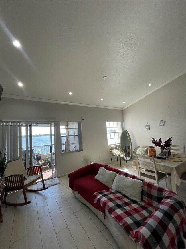 Foto del edificio - 2831 N Oakland Forest Dr