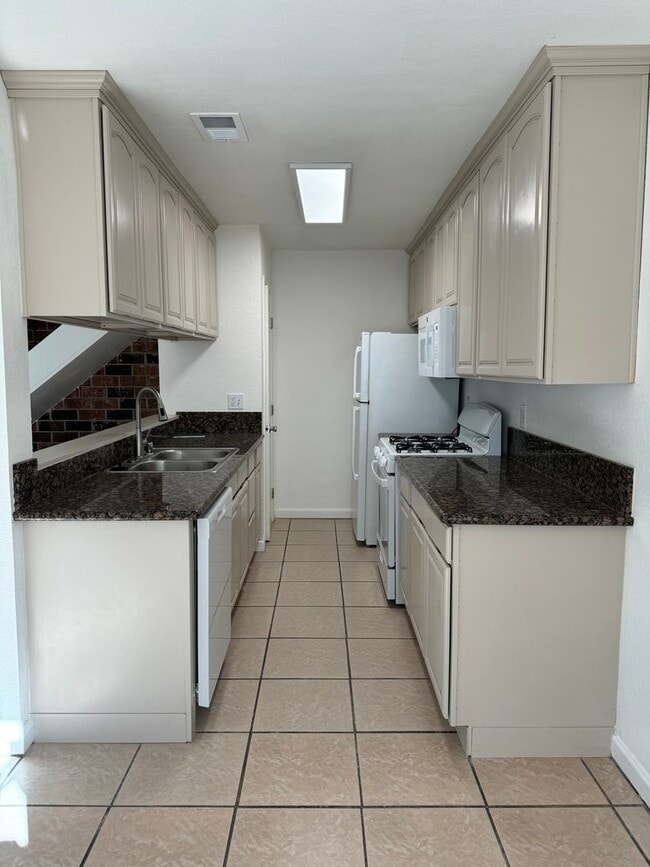 Building Photo - 2 Bedroom condo in Auburn! Walk to everyth...