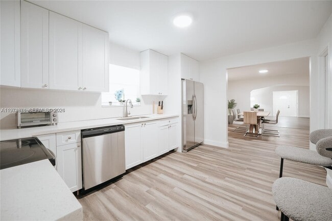 Building Photo - 11080 Peachtree Dr