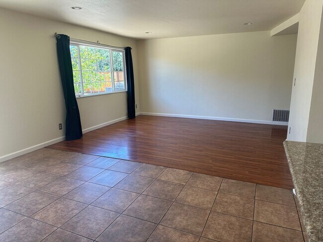 Building Photo - 4 Bedroom, 2 Bathroom Single Family Home i...