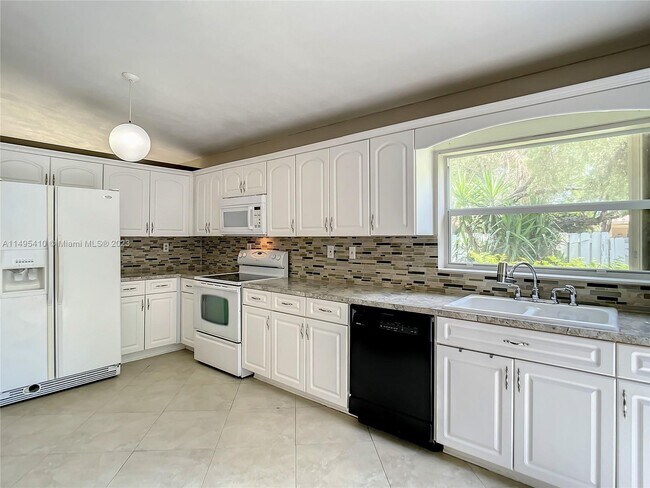 Building Photo - 13945 Langley Pl